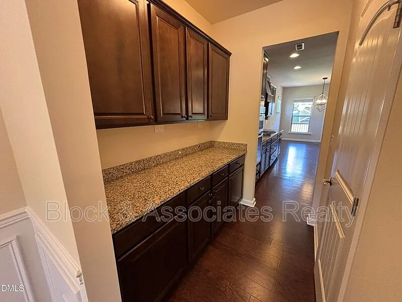 5 bed, 3.0 bath, $2,949 — Photo 4