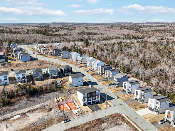 3 Swivel Ct, Herring Cove, NS B3R 0E3