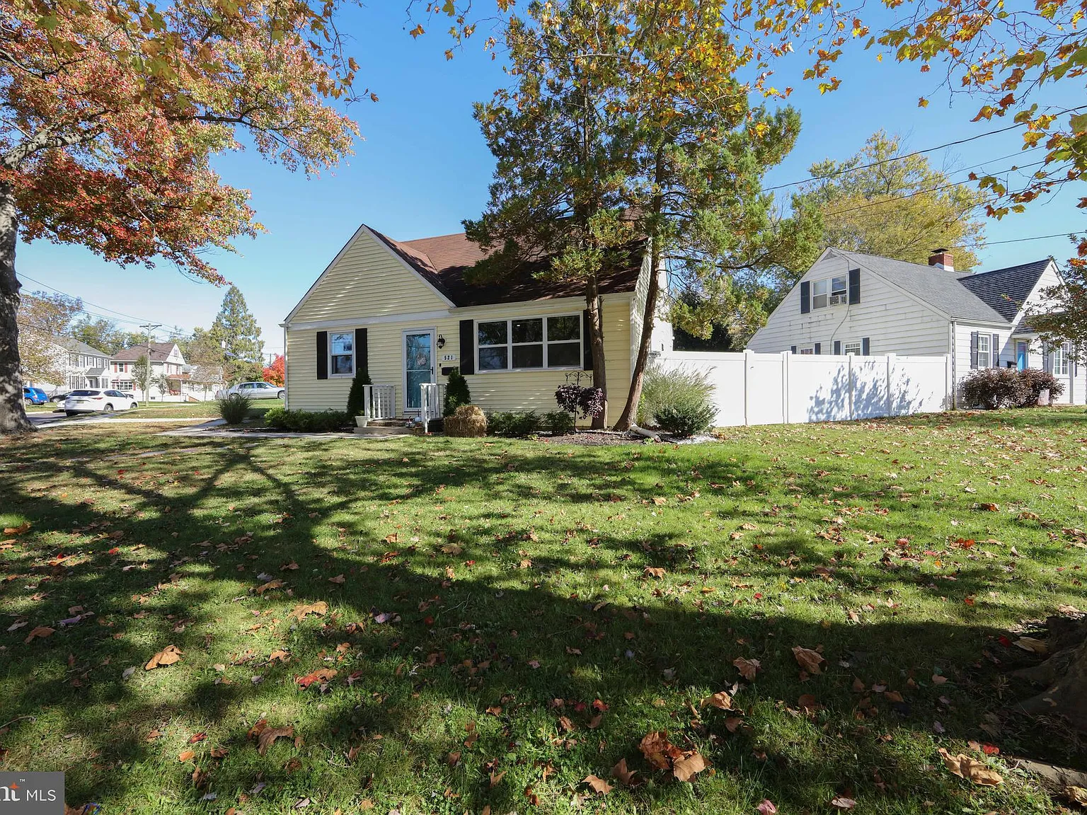 3 bed, 1.0 bath, 1164 sqft, $2,500 — Photo 2