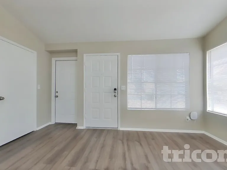1705 E Carter Rd — Photo 3