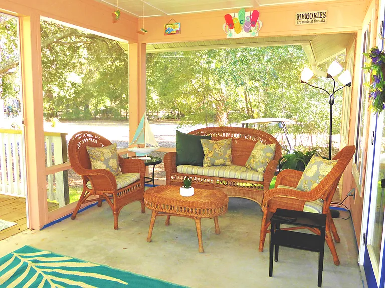 Sandy Toes has a two car parking space with extra room for a trailer. Sorry but there is no boat access to the lake but we do have kayaks, peddle boat, paddle boards and canoe for the lake.