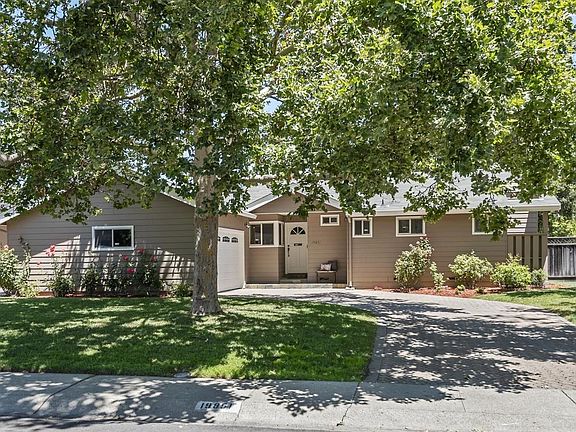 3rd image of 19851 Lindenbrook Ln