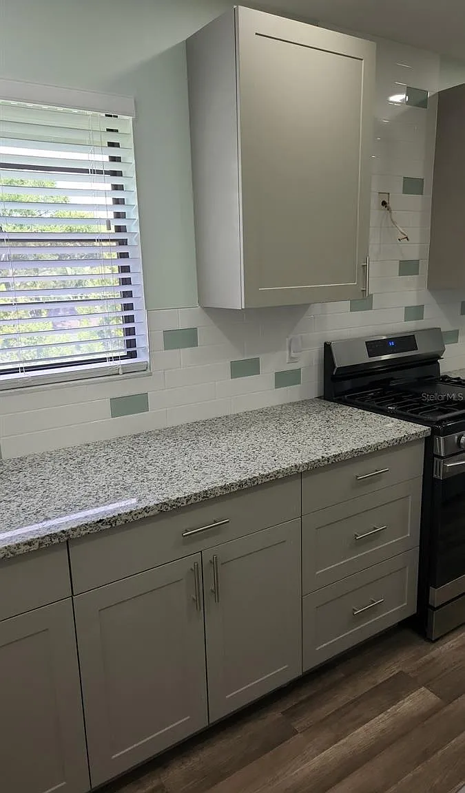 2 bed, 985 sqft, $1,950 — Photo 2