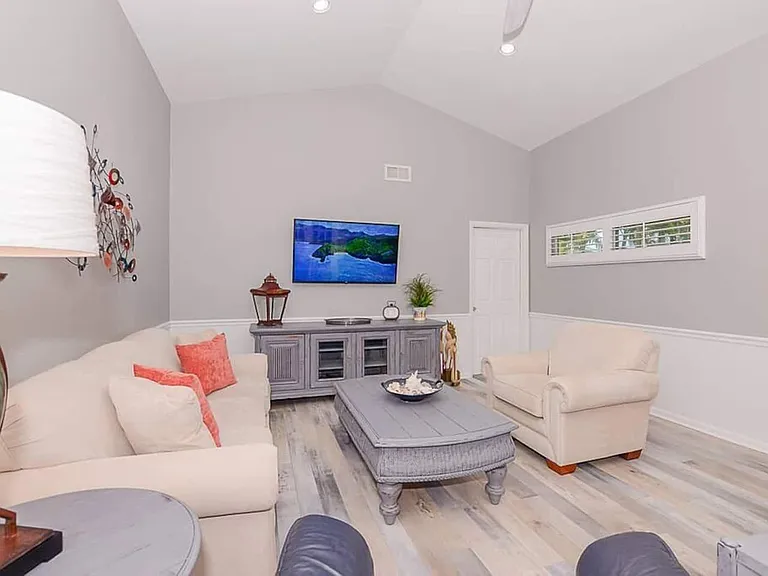 4031 NE Breakwater Dr — Photo 6