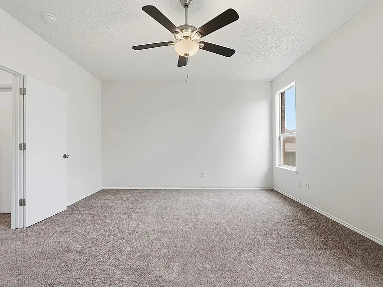 725 Parkford Ln — Photo 7