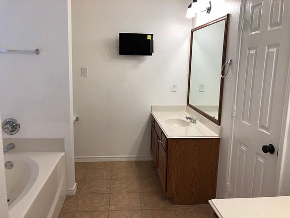 5th image of 4005 Vista Greens Dr