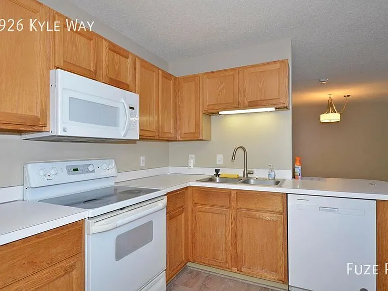 1926 Kyle Way — Photo 8