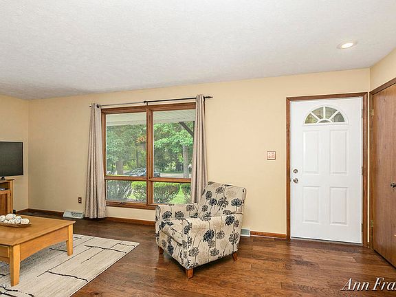 5th image of 5683 Hall St SE