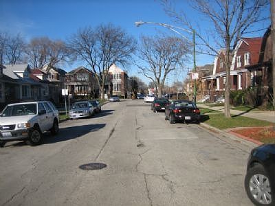 3rd image of 3637 N Artesian Ave #2