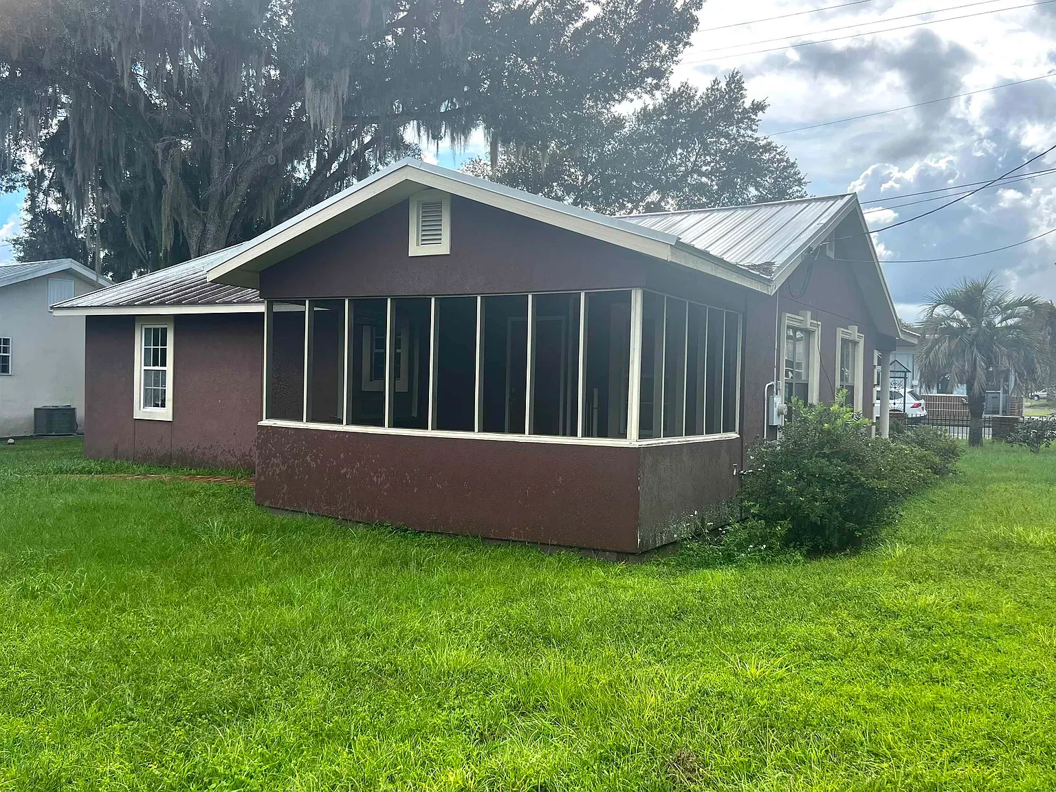 3 bed, 1.0 bath, 1176 sqft, $1,200 — Photo 2