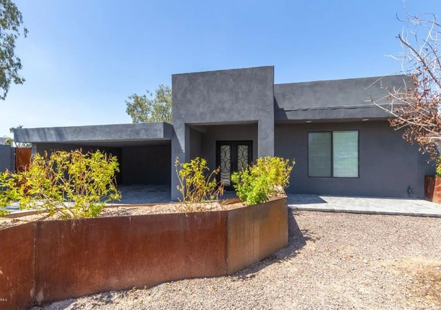 Beautiful 3 bed / 2 bath home with guest casita in the desirable Whitton District — Photo 2