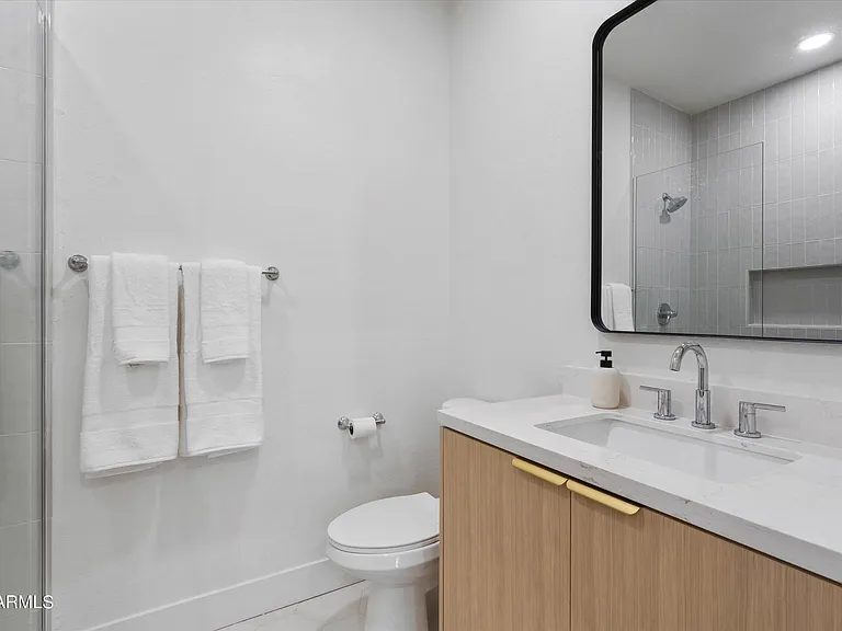 1084 E Susan Ln — Photo 17