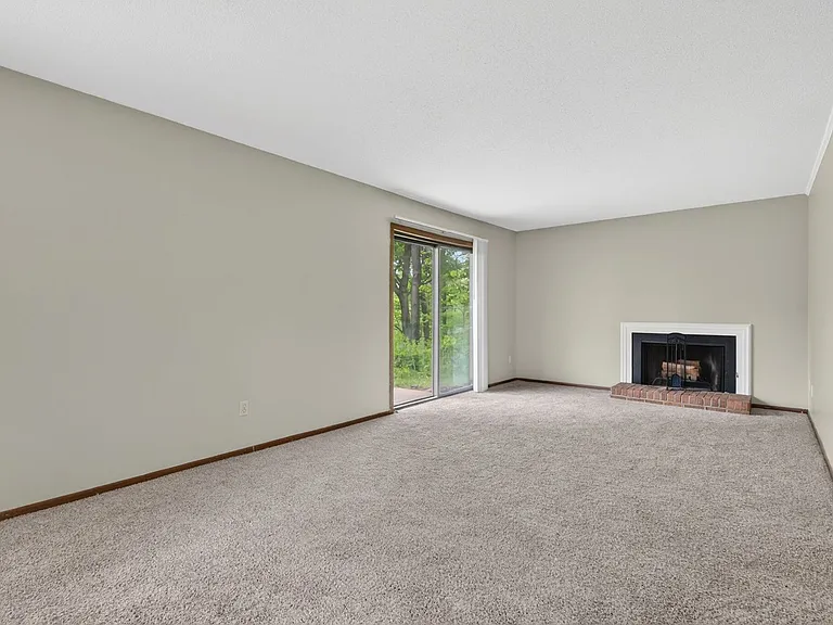 Woodhue Apartments — Photo 28