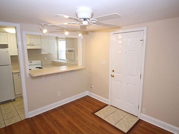 3rd image of 501 Woodland Ave APT 2