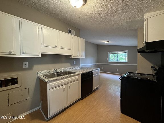 3rd image of 1640 Colonial Hills Dr