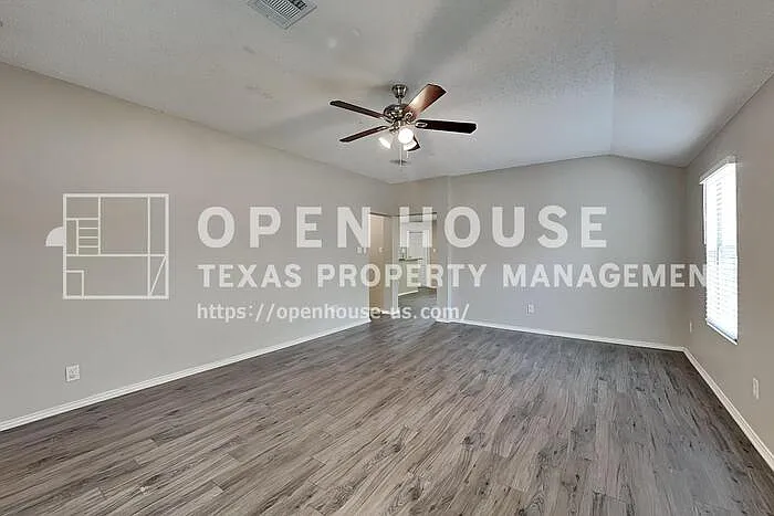 520 Bailey St — Photo 3