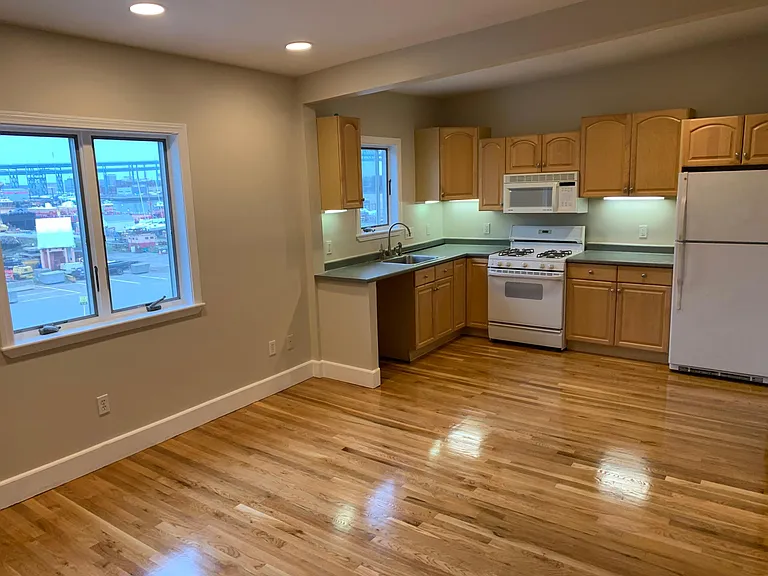 329 Border St #3 — Photo 5