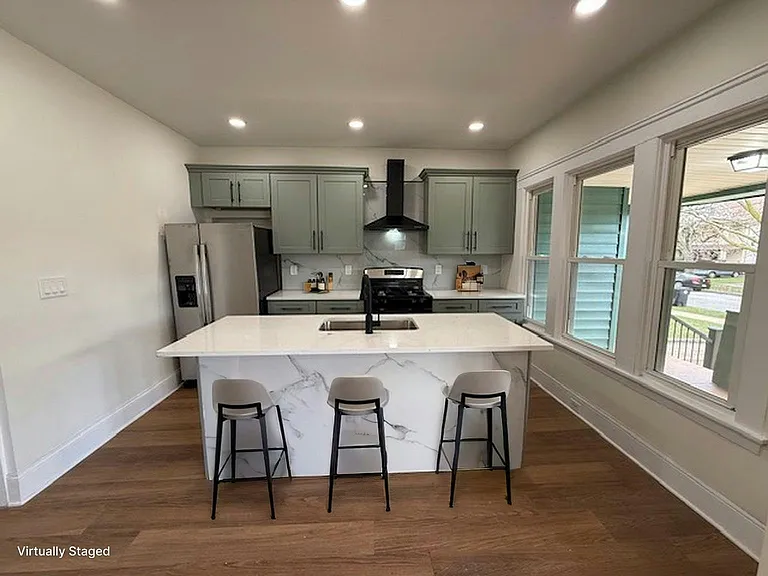 1326 W 110th St #1 — Photo 3