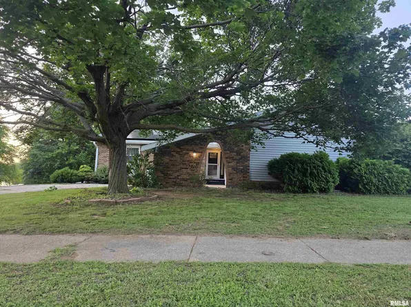 2122 Highwood Ave, Pekin, IL 61554