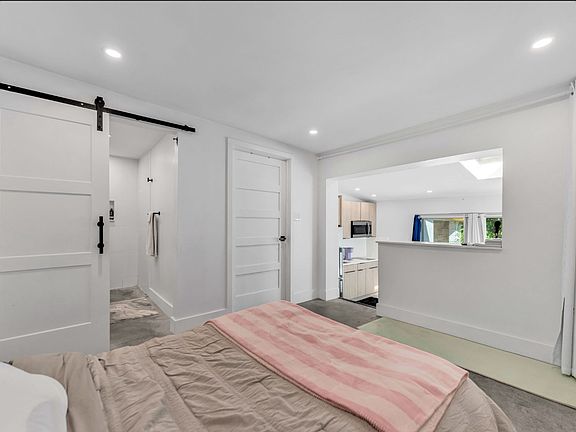 5th image of 945 NW 22nd Pl #B