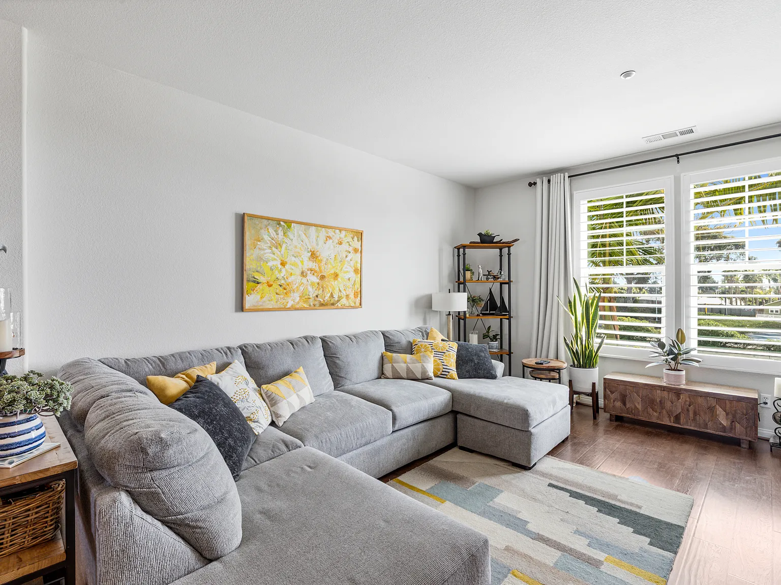3 bed, 3.5 bath, 1528 sqft, $5,200 — Photo 3
