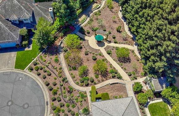 4th image of 10 Latham Ln