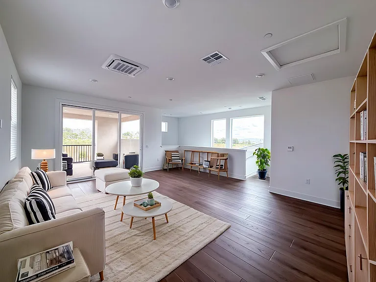 Third floor Loft (virtual staging)