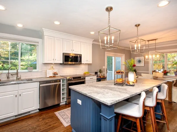 4 Wildflower Ln, Plymouth, MA 02360
