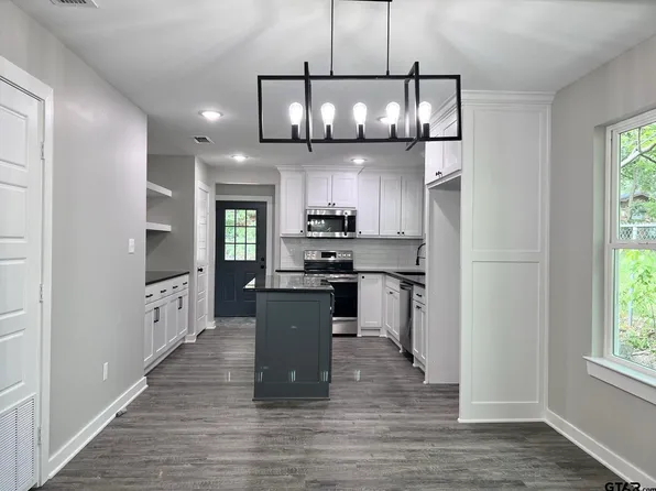 107 E Magnolia St, Troup, TX 75789