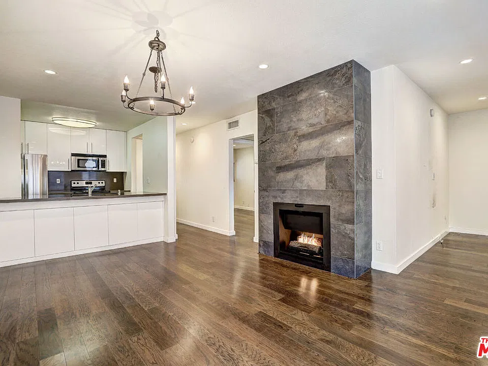 141 S Clark Dr #319