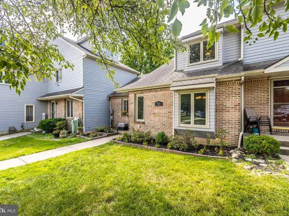 703 Pinebrooke Cir, Downingtown, PA 19335