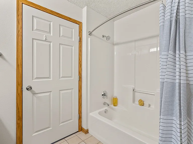 Riverwood Apartments Primary Bathroom