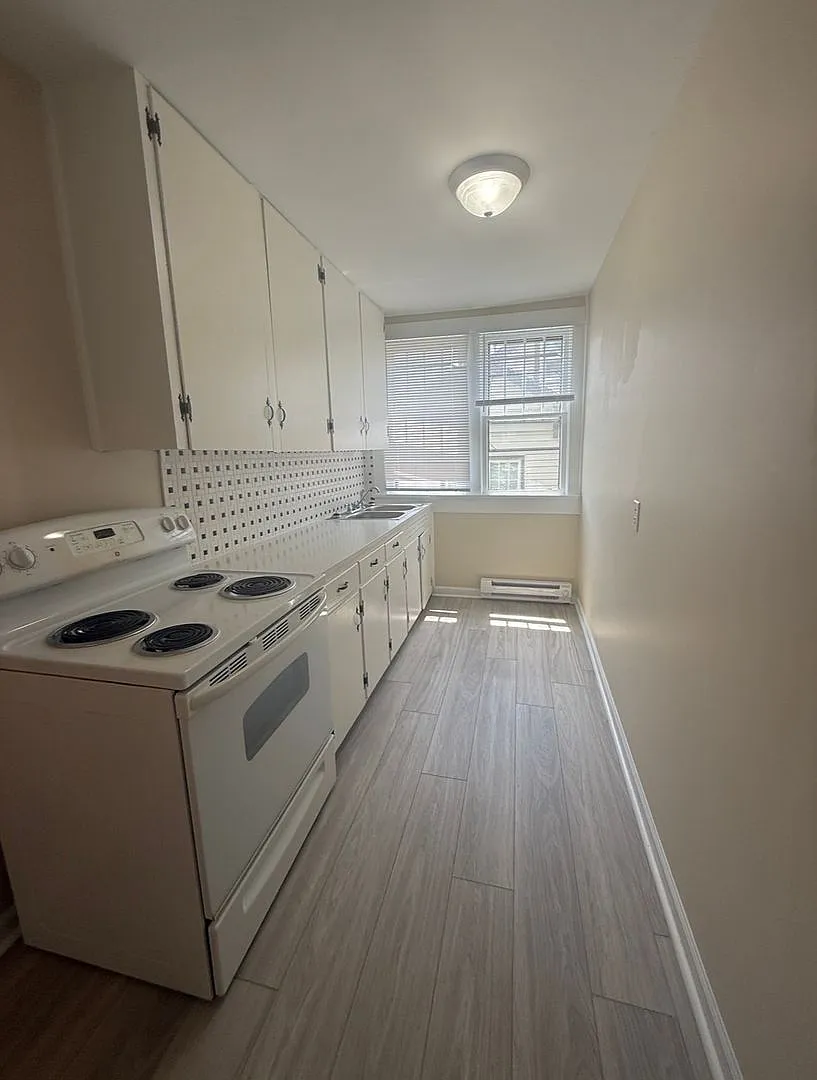 1429 W. Fourth St. - 3 Unit — Photo 4