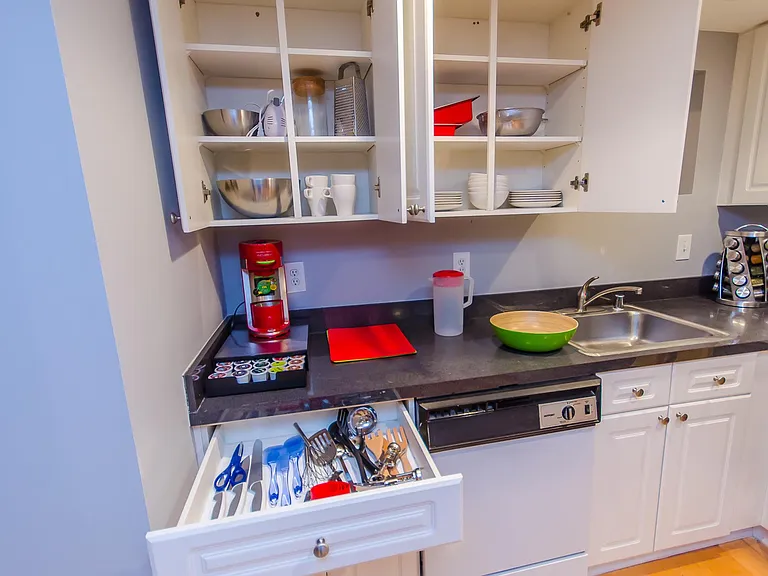 510 E St NE #B — Photo 7