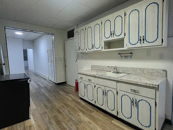 821 Metropolitan Avenue image 2 of 8