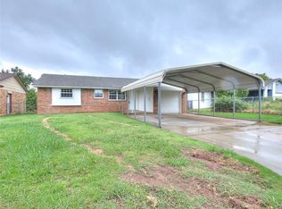 924 NW 28th St, Moore, OK 73160