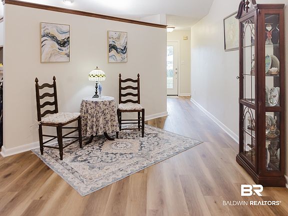 4th image of 105 Plaza Cir