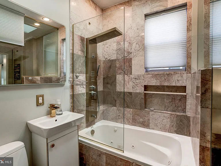1016 G St SE — Photo 39