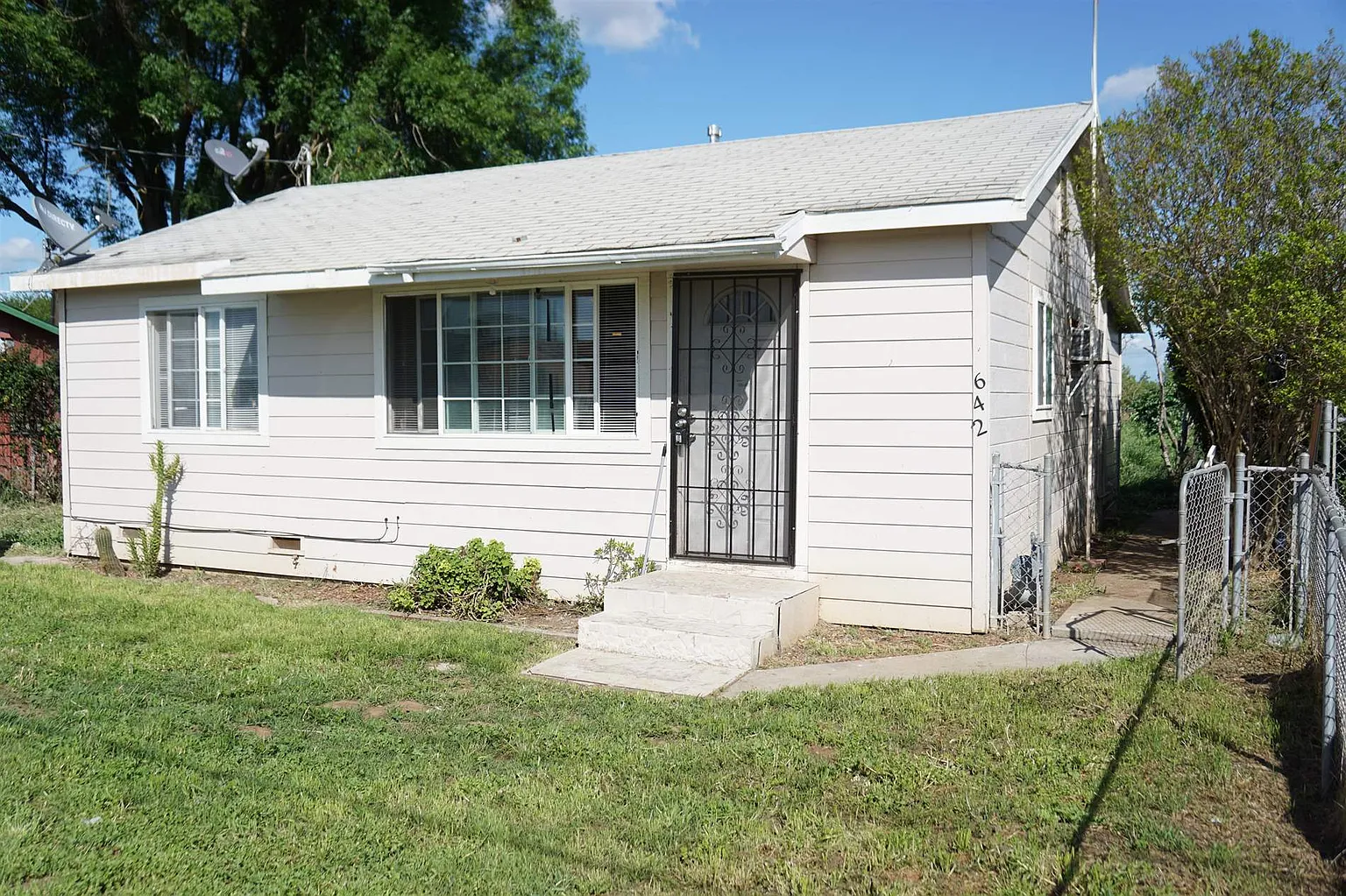 642 Moomjean Ave photo 1