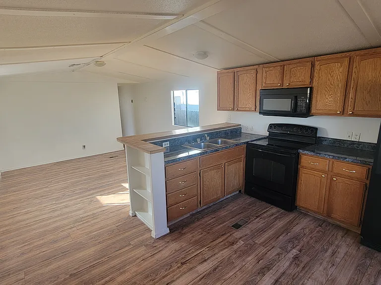 10-127 E 2nd St — Photo 5
