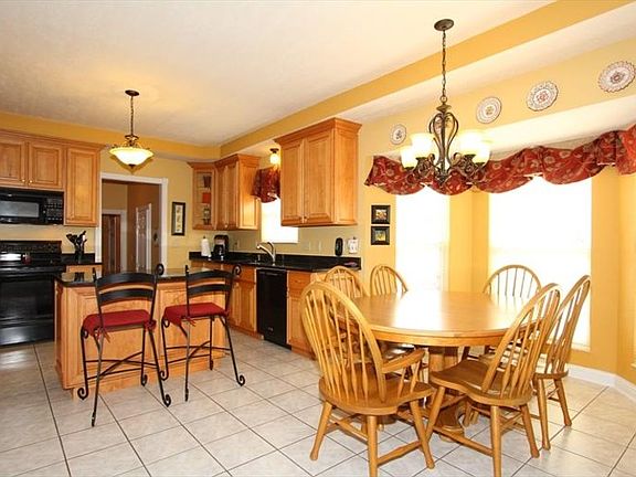 4th image of 4723 Moselle Dr