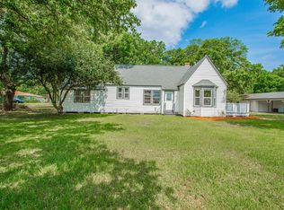 305 S Walker St, Angleton, TX 77515