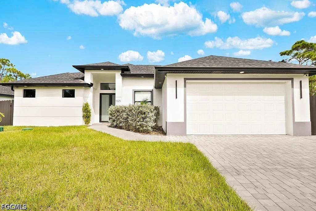 3 bed, 2.0 bath, 1869 sqft, $2,475 — Photo 1