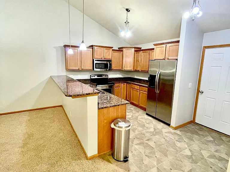 717 Carlton Dr — Photo 6
