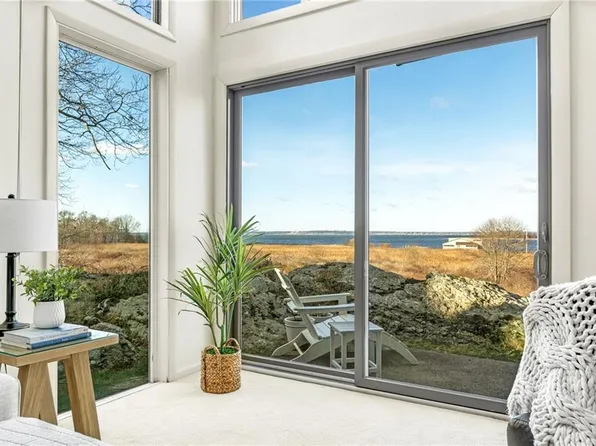 29 Seabreeze Ln, Bristol, RI 02809