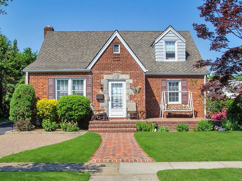 661 Foch Blvd, Williston Park, NY 11596 | Zillow