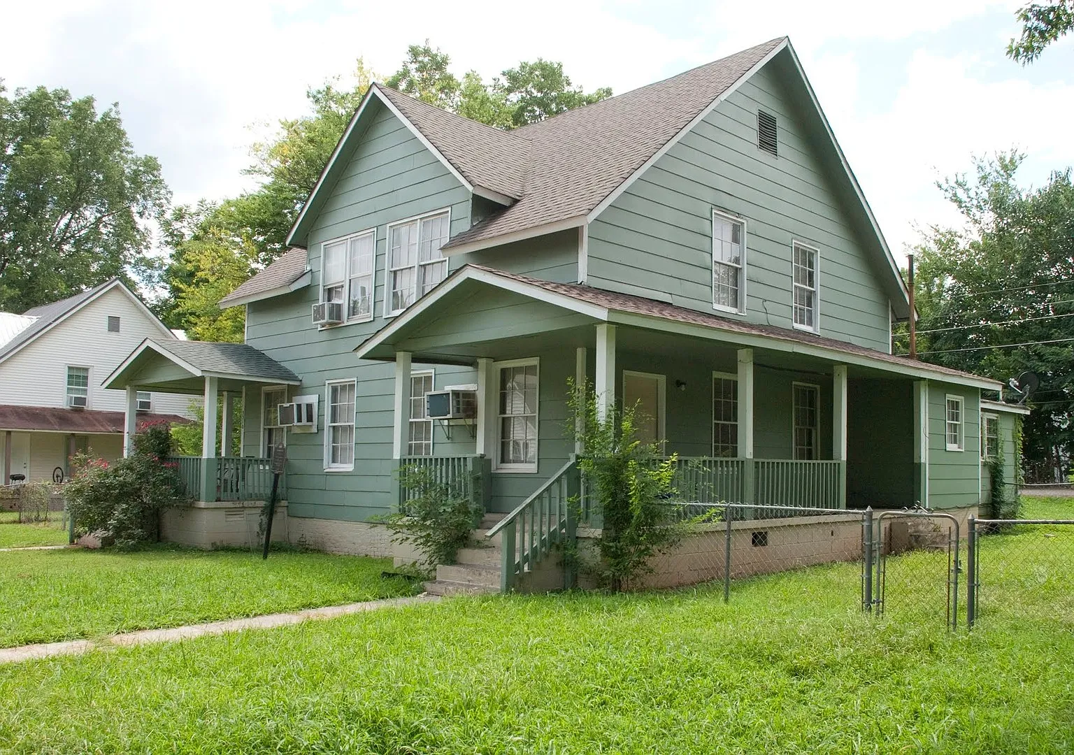 Charming Two Bedroom Home Move-In Ready — Photo 2