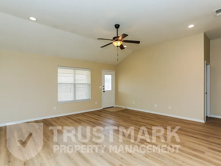 401 W Libra Dr — Photo 3