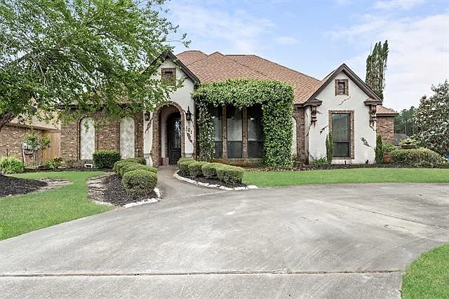 4 bed, 3.0 bath, 3100 sqft, $3,500 — Photo 1
