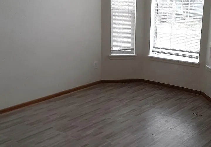 4 bed, 2302 sqft, $2,895 — Photo 2